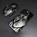 Coque iphone anime attaque des titans pro max noir avec illustration grise d un personnage anime aux yeux verts au dos