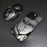 Coque iphone anime attaque des titans pro max noire vue arrière avec illustration détaillée en niveaux de gris aux yeux jaunes