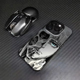 Coque iphone anime attaque des titans noire avec illustration noir et blanc d un personnage à un œil pour iphone 13 pro max arrière