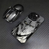 Coque iphone anime attaque des titans pro max en noir avec illustration joker en niveaux de gris et yeux jaunes lumineux vue dos