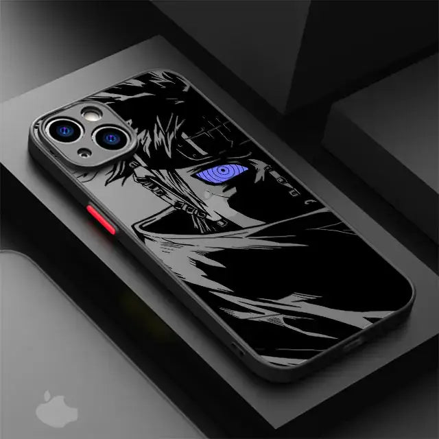 Coque iphone anime naruto noire au dos avec personnage anime aux yeux bleus lumineux et art en noir et blanc detaillé