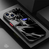Coque iphone anime naruto noire au dos avec personnage anime aux yeux bleus lumineux et art en noir et blanc detaillé