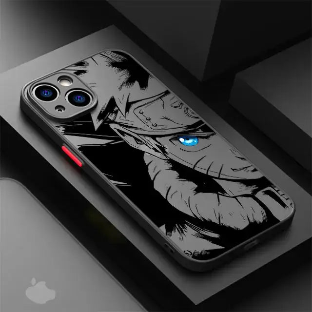 Coque iphone anime naruto en noir et blanc avec œil bleu lumineux et accent rouge vue arrière