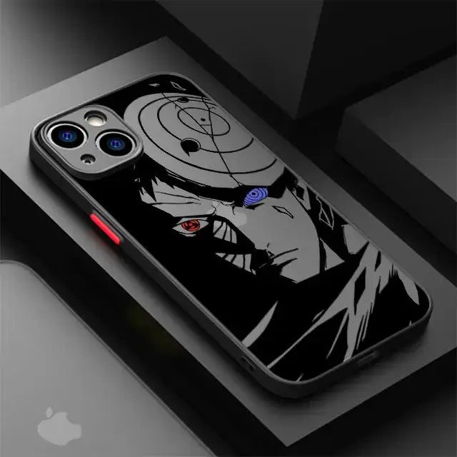 Coque iphone anime naruto noire et blanche avec personnage masqué aux yeux bleus lumineux vue arrière