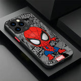 Coque iphone marvel spider-man avec design chibi rouge et bleu et illustration bande dessinée noir et blanc au dos