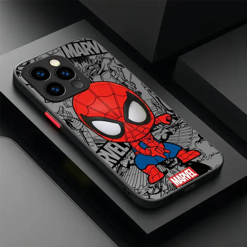 Coque iphone marvel spider-man avec design chibi rouge et bleu et illustration bande dessinée noir et blanc au dos