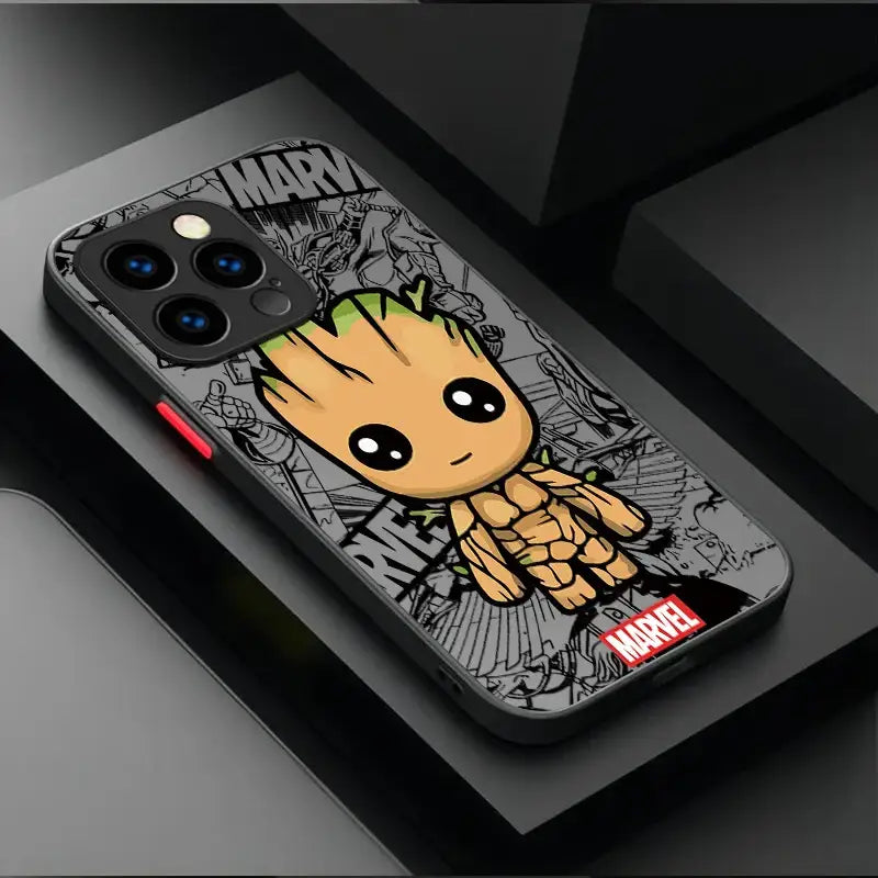 Coque iphone marvel spider-man noire avec dessin cartoon de groot aux yeux grands et cheveux verts sur fond gris comics
