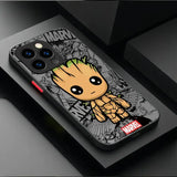Coque iphone marvel spider-man noire avec dessin cartoon de groot aux yeux grands et cheveux verts sur fond gris comics