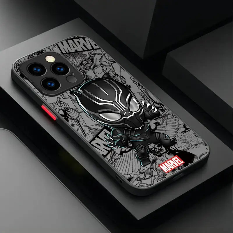Coque iphone marvel spider-man avec illustration chibi black panther couleur noire et logo marvel rouge accessoire geek