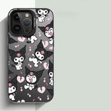 Coque iphone souple noir avec motif répété de kuromi cartoon blanc et rose entouré de coeurs brisés et notes musicales vue arrière
