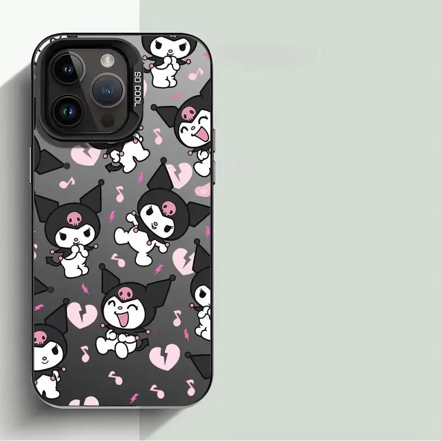 Coque iphone souple noir avec motif répété de kuromi cartoon blanc et rose entouré de coeurs brisés et notes musicales vue arrière