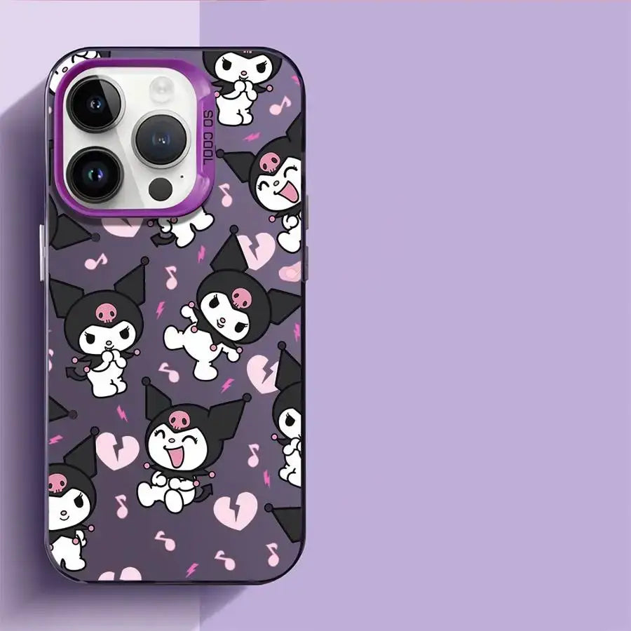 Coque iphone my melody tpu souple avec cadre violet et motifs kuromi noir blanc rose sur fond gris foncé vue arrière