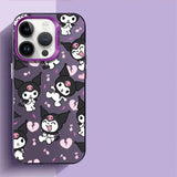 Coque iphone my melody tpu souple avec cadre violet et motifs kuromi noir blanc rose sur fond gris foncé vue arrière