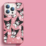 Coque iphone my melody kuromi tpu souple rose avec motif répétitif de personnages kuromi noir et blanc vue arrière