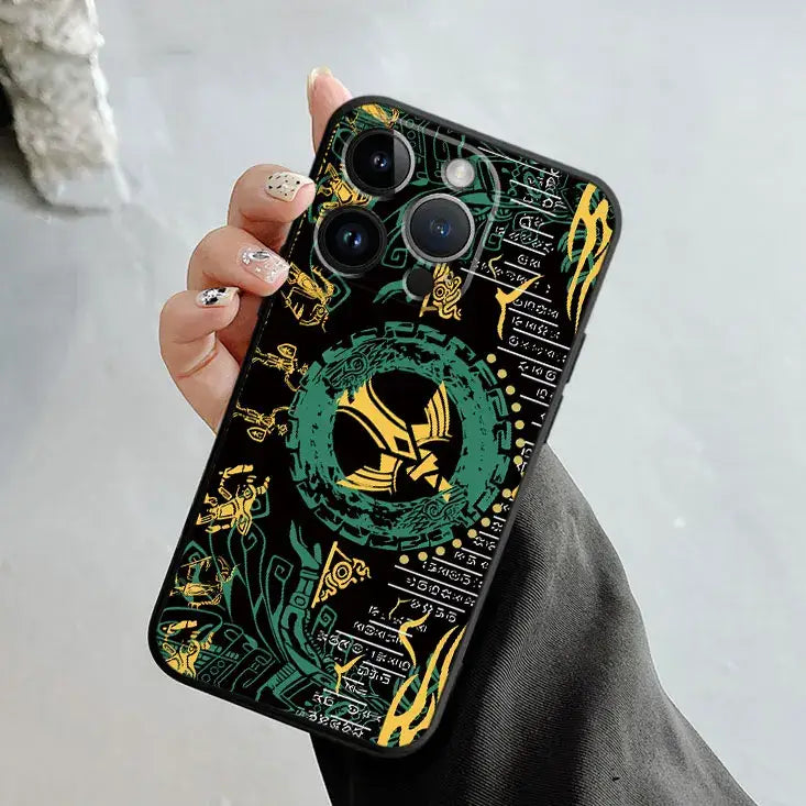 Coque iphone noire avec motifs verts et dorés inspirés de zelda pour protection telephone zelda moderne et élégante vue arrière