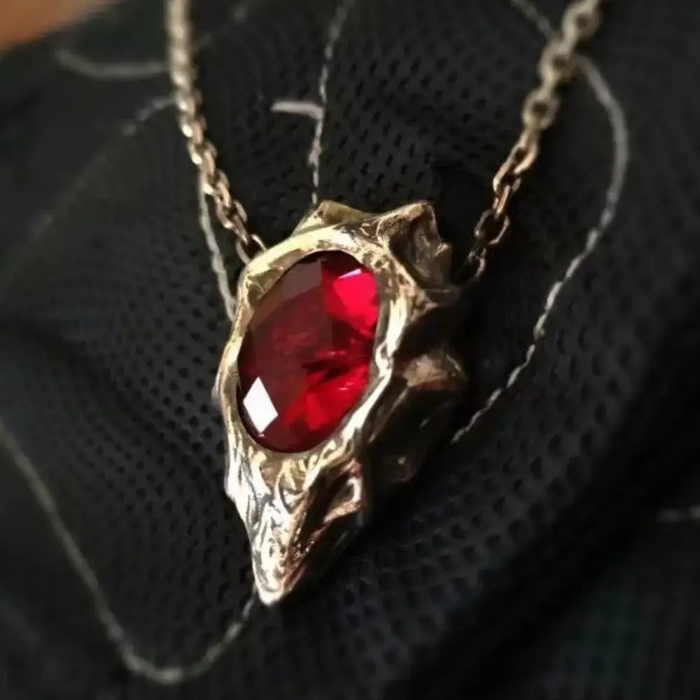 Pendentif argenté avec pierre rouge ovale facettée cadre métallique texturé pour costume cosplay dmc 5 dante