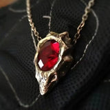Pendentif argenté avec pierre rouge ovale facettée cadre métallique texturé pour costume cosplay dmc 5 dante