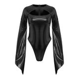 Costume disco body brillant en latex noir brillant avec cape fluide et col carré pour un look élégant