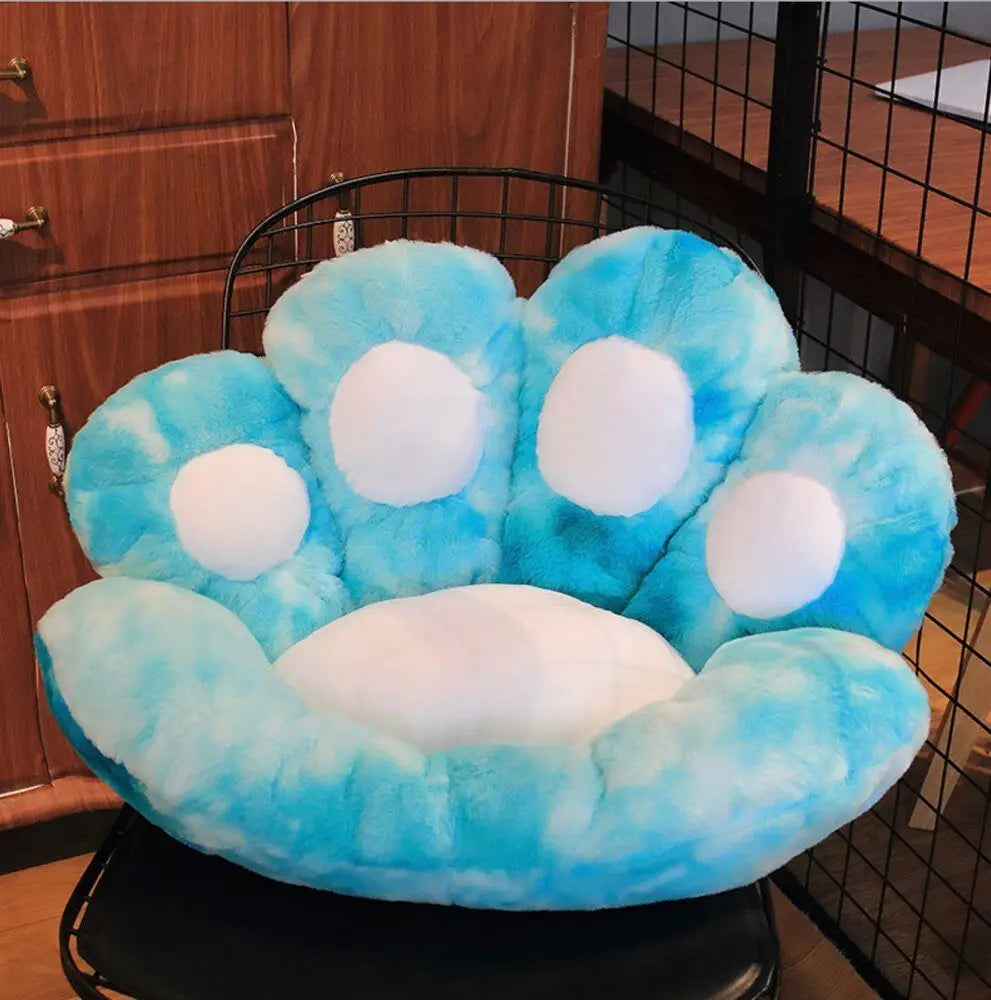 Coussin de siège peluche patte d’ours bleu clair et blanc en forme de patte avec texture douce et pelucheuse