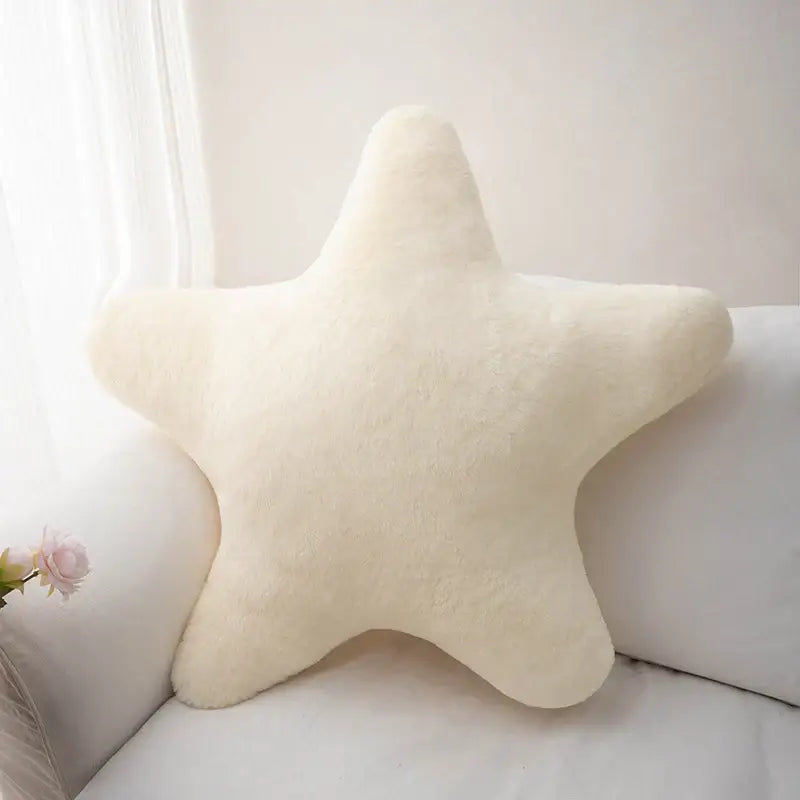 Coussin décoratif en forme d’étoile crème en peluche douce idéal pour coin lecture ou déguisement carnaval magasins de jouets