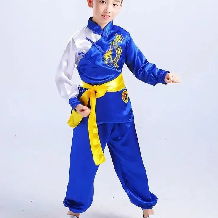 Déguisement arts martiaux enfants en satin bleu avec broderie dragon or et ceinture jaune pour stimuler l’imagination