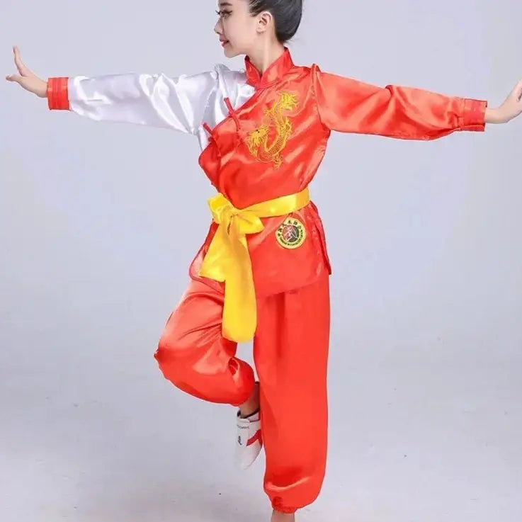 Déguisement arts martiaux enfants en satin rouge et blanc avec broderie dragon doré et ceinture jaune pour stimuler l’imagination