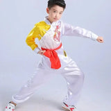 Déguisement arts martiaux enfants en satin blanc et jaune avec ceinture rouge et dragon brodé pour stimuler l’imagination