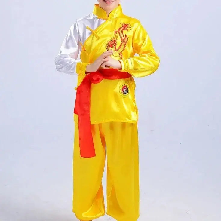 Déguisement arts martiaux enfants en satin jaune vif avec dragon brodé et ceinture rouge pour stimuler l’imagination