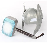 Déguisement thor super héros avec marteau argenté au manche texturé et casque assorti au regard blanc lumineux