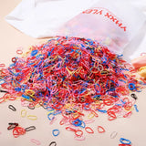 Un lot de 500 élastiques colorés en plastique transparent idéal pour bracelets uniques et loisirs créatifs carnaval