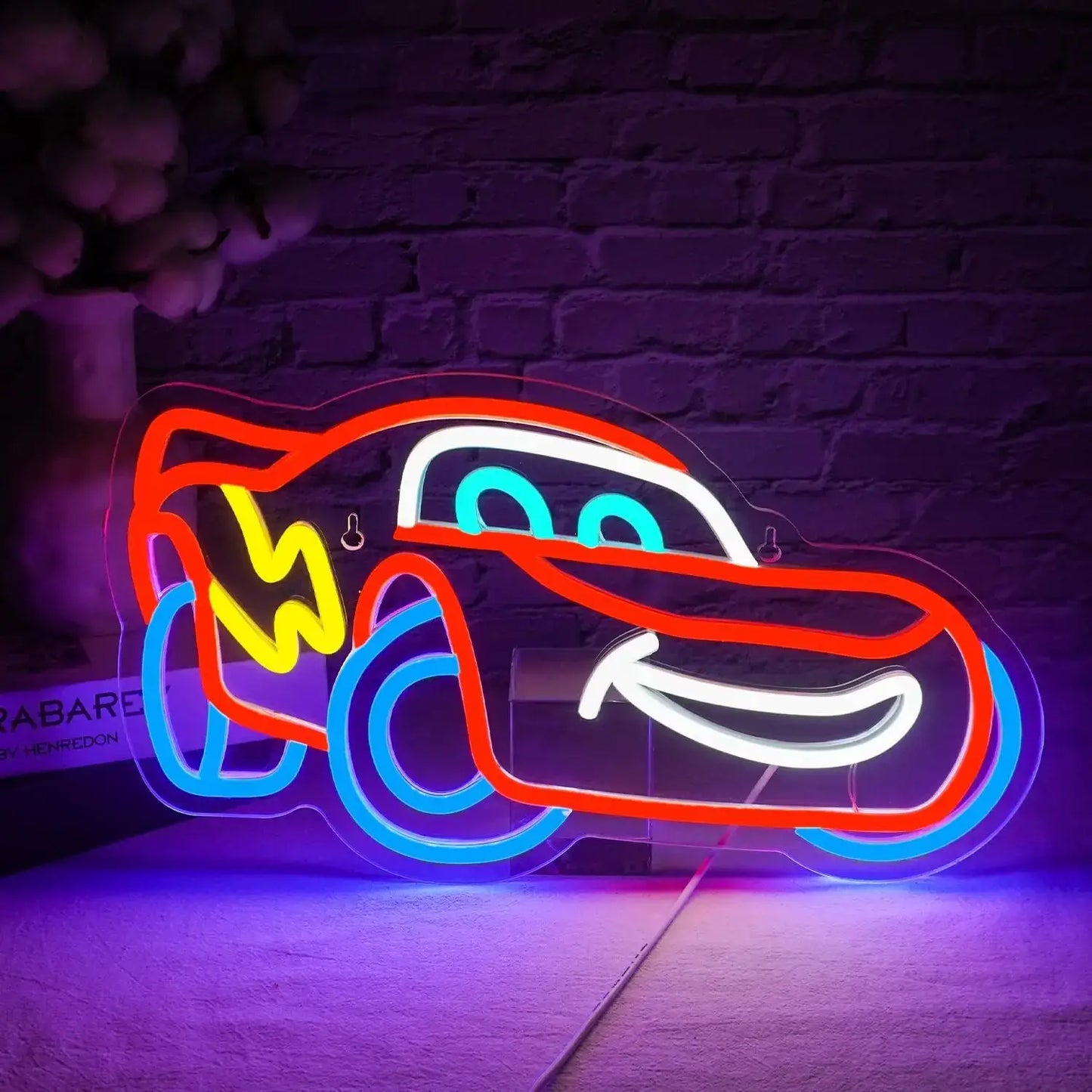 Enseigne néon cars mcqueen en forme de lightning mcqueen rouge avec roues bleues et éclairs jaunes usb pratique décoration murale chambre d’enfant course stylisée