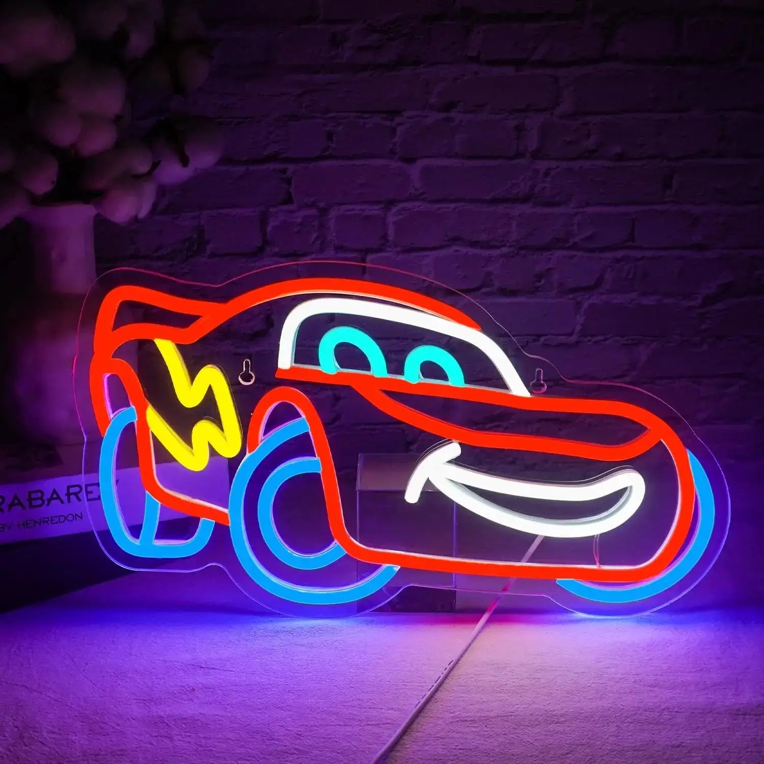 Enseigne néon cars mcqueen en forme de lightning mcqueen rouge avec roues bleues et éclairs jaunes usb pratique décoration murale chambre d’enfant course stylisée