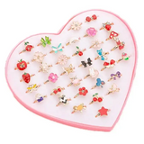 Ensemble bagues ajustables enfant fille avec bagues colorées en émail à motifs fruits et fleurs dans boîte rose cœur