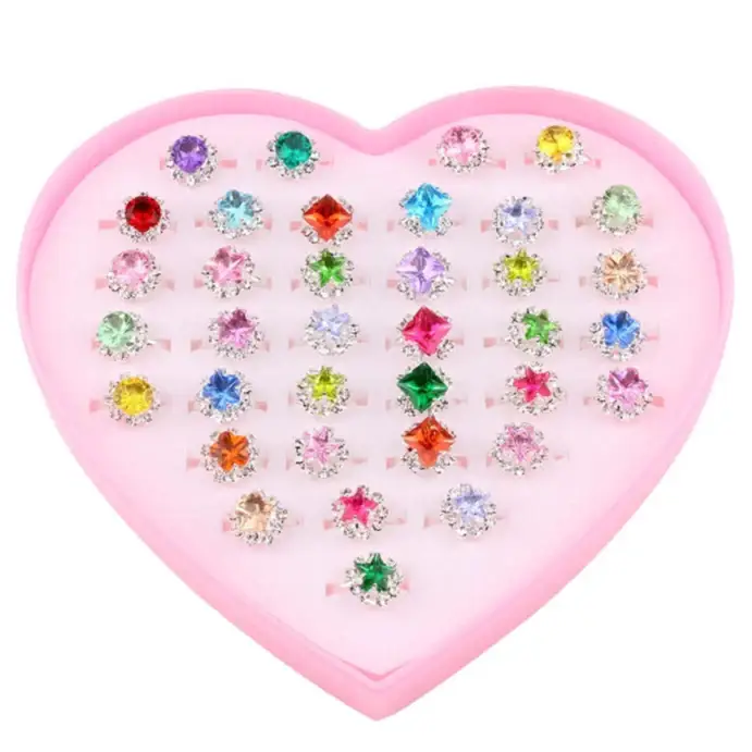 Ensemble bagues ajustables enfant fille avec bagues colorées et designs colorés présentées dans boîte rose cœur