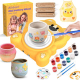 Ensemble roue poterie jaune en forme d’ours avec poterie blanche en céramique en cours de peinture pour enfants
