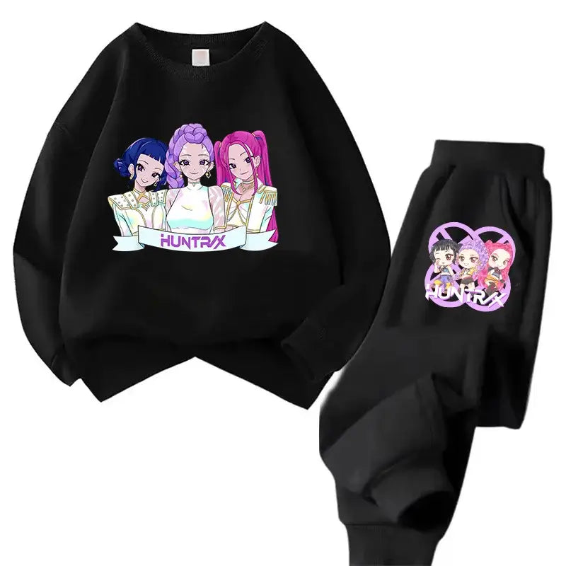 Ensemble sweat pantalon noir avec imprimés colorés personnages kpop demon hunters et branding huntrx disponible en plusieurs couleurs