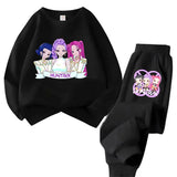 Ensemble sweat pantalon noir avec imprimés colorés personnages kpop demon hunters et branding huntrx disponible en plusieurs couleurs