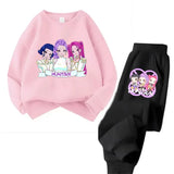 Sweatshirt rose manches longues avec graphique anime demon hunters et texte huntrx ensemble sweat pantalon couleurs disponibles