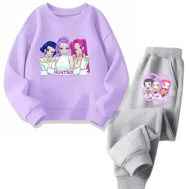 Ensemble sweat pantalon demon hunters lavender et gris en tissu doux avec imprimés personnages cartoon et branding huntrx