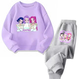 Ensemble sweat pantalon demon hunters lavender et gris en tissu doux avec imprimés personnages cartoon et branding huntrx