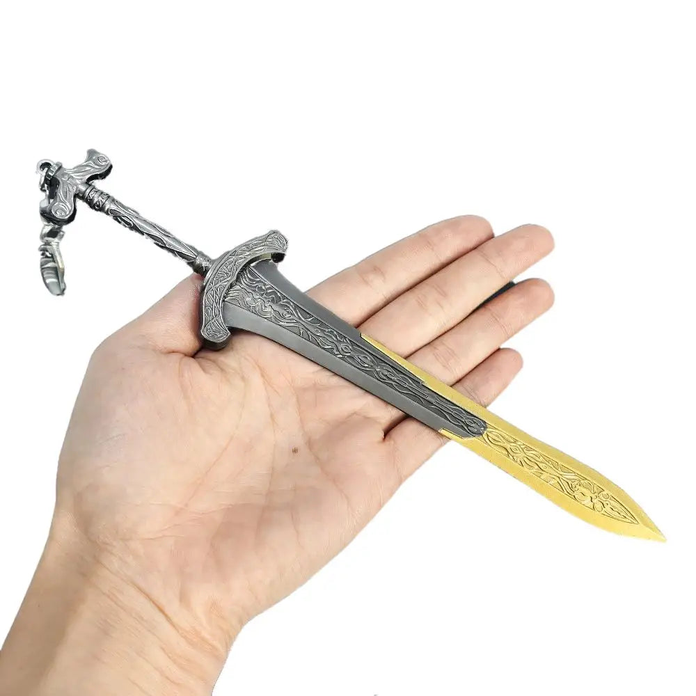 Épée héros elden ring avec hilt argenté et lame gravée passant du gris foncé au jaune doré pour collection dépées elden ring