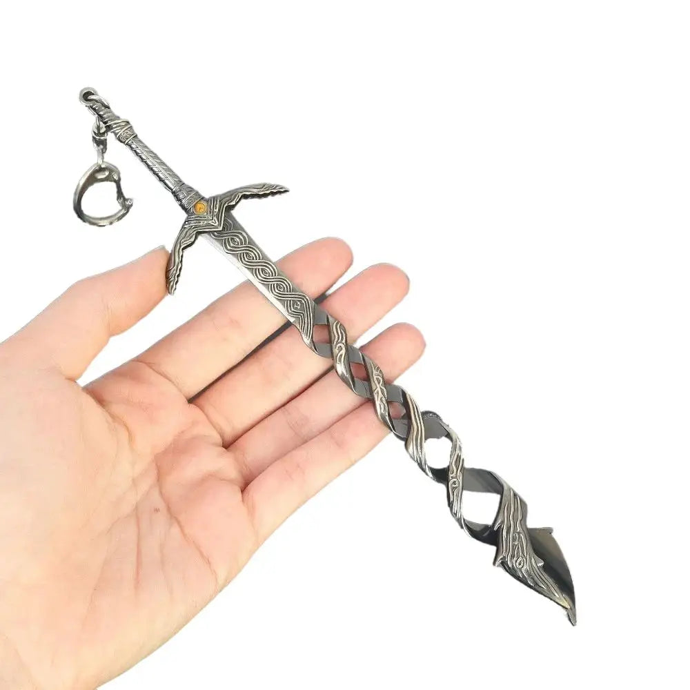 Clé porte-clés en métal argenté en forme dépée ranni elden ring avec lame torsadée et hilt orné de la collection dépées elden ring