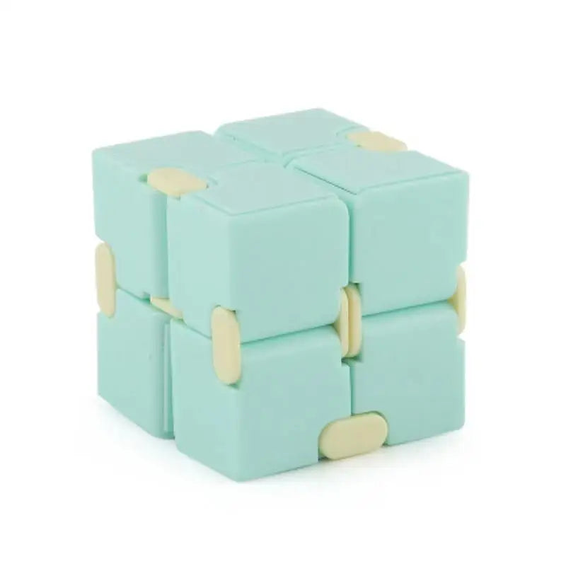 Un cube magique puzzle anti stress mint vert et beige avec finition douce mate en matériau mat