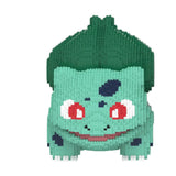 Figurine 3d pokémon bulbasaur pixelisée verte et bleu en briques plastiques parfaite pour l’univers pokémon ou déguisement carnaval