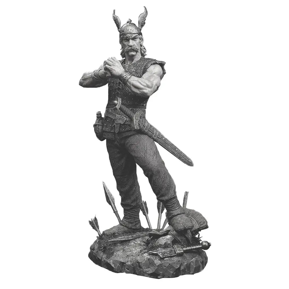 Figurine à peindre guerrier gaulois en armure détaillée avec casque à cornes sur socle rocheux entouré darmes