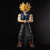 Figurine dragon ball trunks super saiyan cheveux dorés en gilet bleu et pantalon noir avec pose dynamique et détails soignés