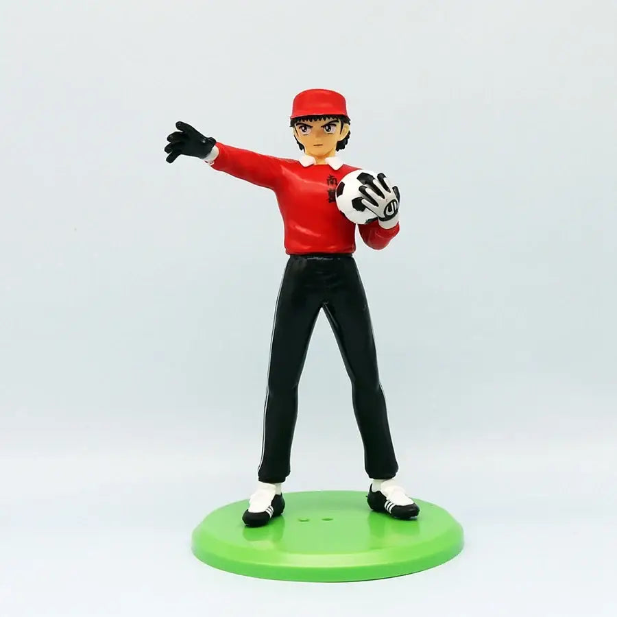 Figurine anime olive et tom captain tsubasa goalkeur en plastique rouge et noir tenant un ballon de football classique noir et blanc