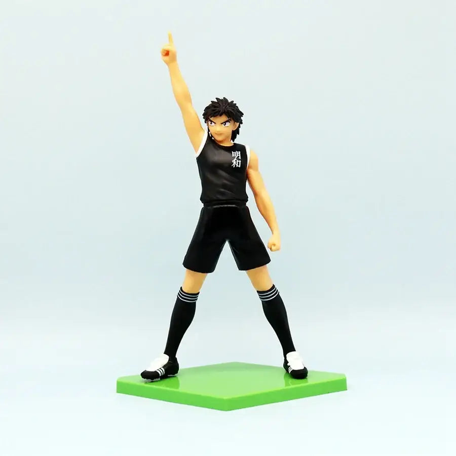 Figurine anime olive et tom captain tsubasa en plastique noir avec maillot sans manches et base hexagonale verte
