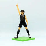 Figurine anime olive et tom captain tsubasa en plastique noir avec maillot sans manches et base hexagonale verte