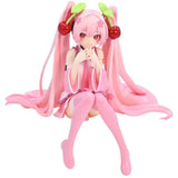 Figurine hatsune miku couettes roses avec cheveux longs ornés de cerises rouges et feuilles vertes style miku rose kawaii